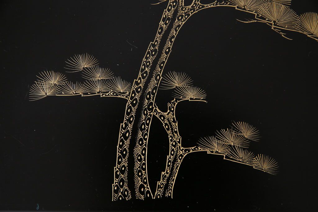 アンティーク雑貨　和製アンティーク　松が描かれた風格のある沈金蒔絵木製盆5枚セット(お盆、トレー)