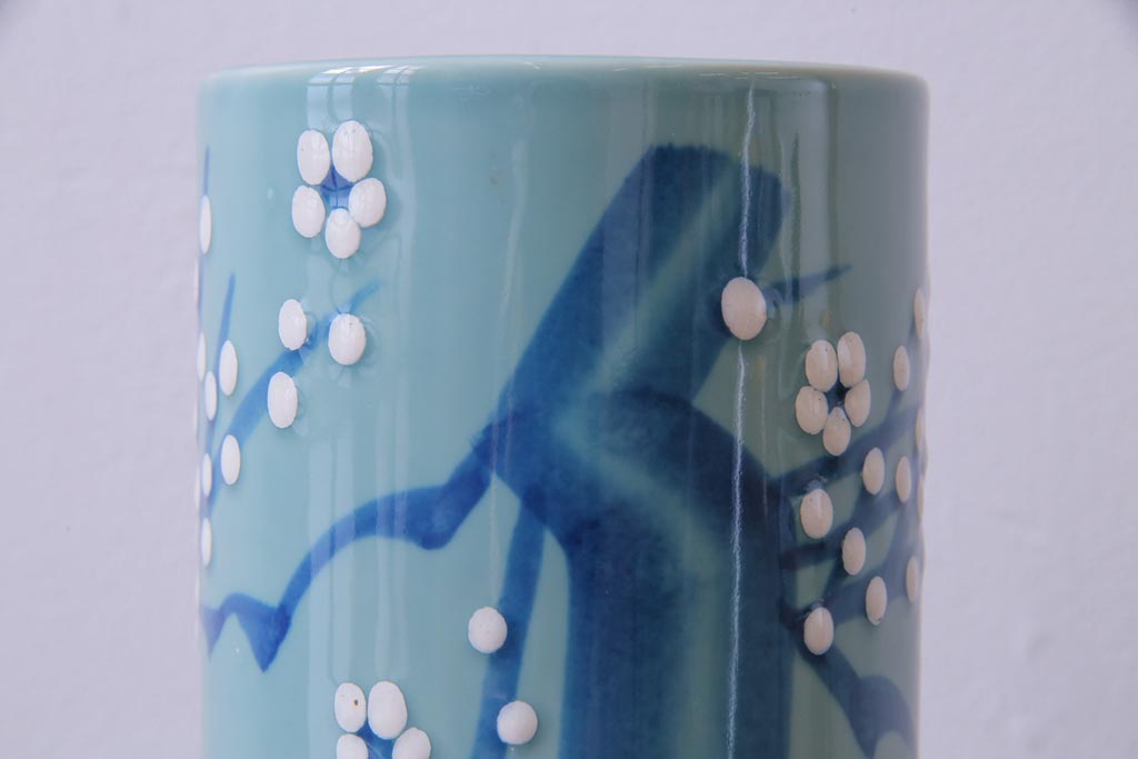 アンティーク雑貨　昭和期　梅の花　澄んだ青色が魅力のモダンな花瓶(1)
