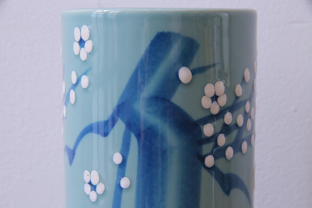 アンティーク雑貨　昭和期　梅の花　澄んだ青色が魅力のモダンな花瓶(1)
