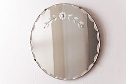 アンティーク雑貨　イギリスビンテージ　花のモチーフが可愛らしいカットガラスのウォールミラー(壁掛け鏡)