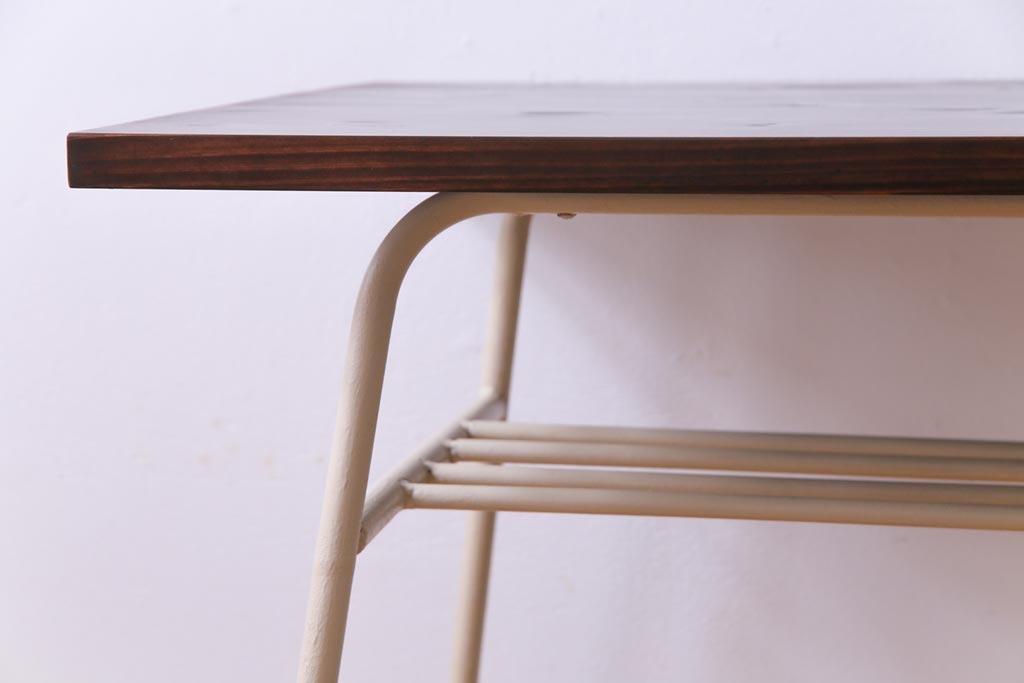 アンティーク家具　ヒノキ材製天板　淡いペイントカラーのアイアンテーブル(作業台、カフェテーブル)(3)