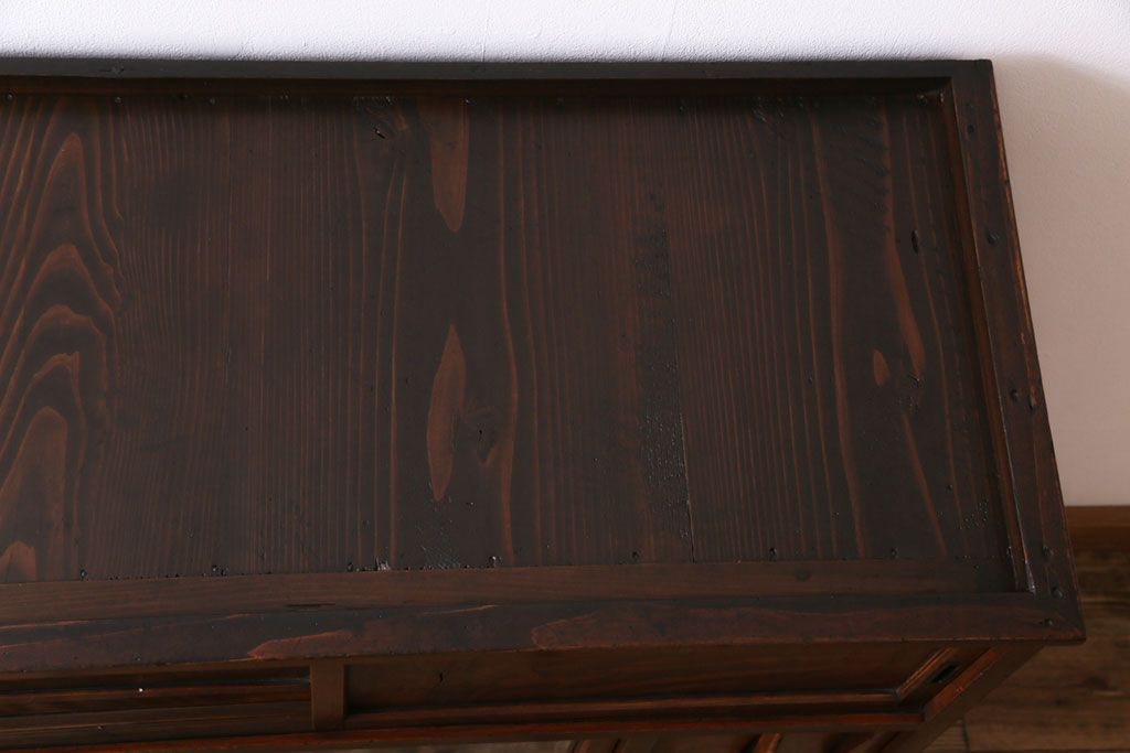 【I様ご成約分】和製アンティーク　前面ケヤキ材　懐かしさのあるデザインの小振りな茶箪笥(収納棚、戸棚、引き出し)