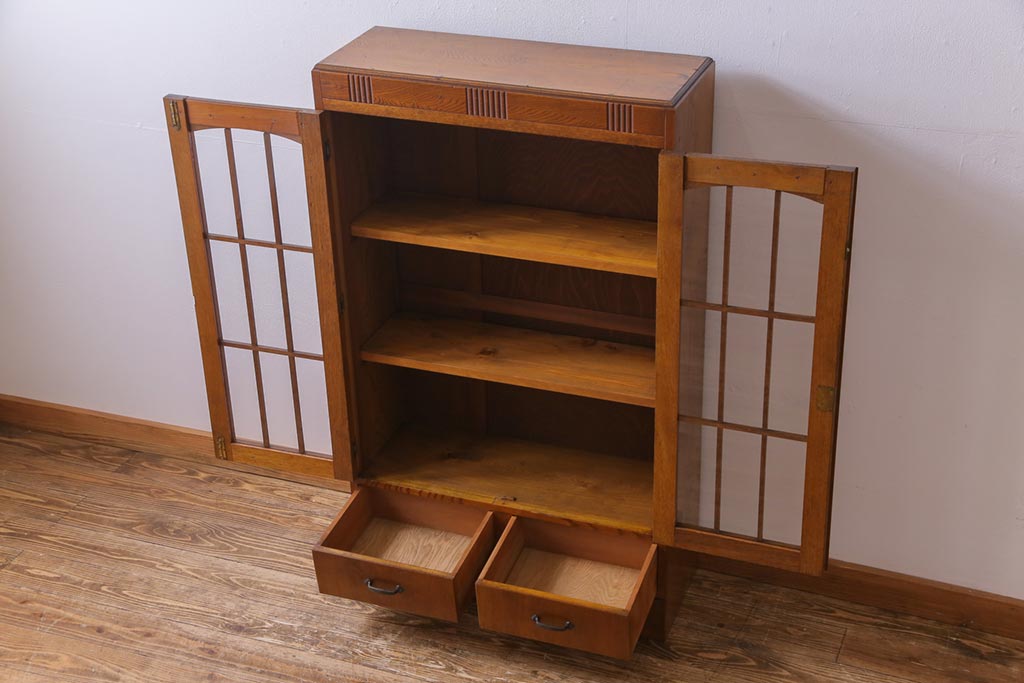 レトロ家具　昭和レトロ　栓材　洋館の窓のような扉が目を惹く本箱(食器棚、ガラス戸棚、収納棚)