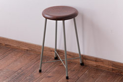 ラフジュ工房オリジナル　柔らかで落ち着きのあるペイントの丸型スツール(鉄脚チェア、椅子)(2)