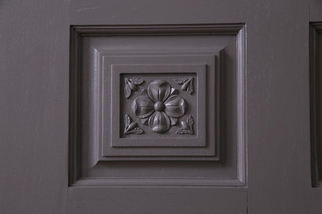 ペイント建具　DIY　花のレリーフが目を引くシックなドア(扉、建具)
