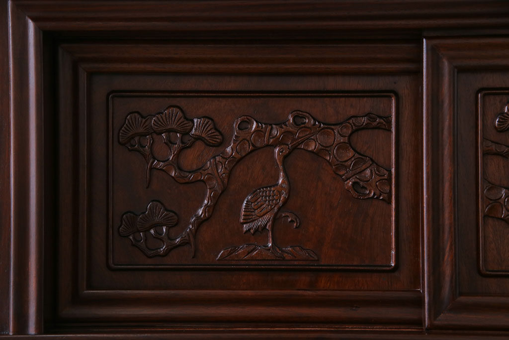 中古　民芸家具　唐木材　異国情緒を漂わせる花鳥図の彫りの飾り棚(茶棚、収納棚、戸棚)