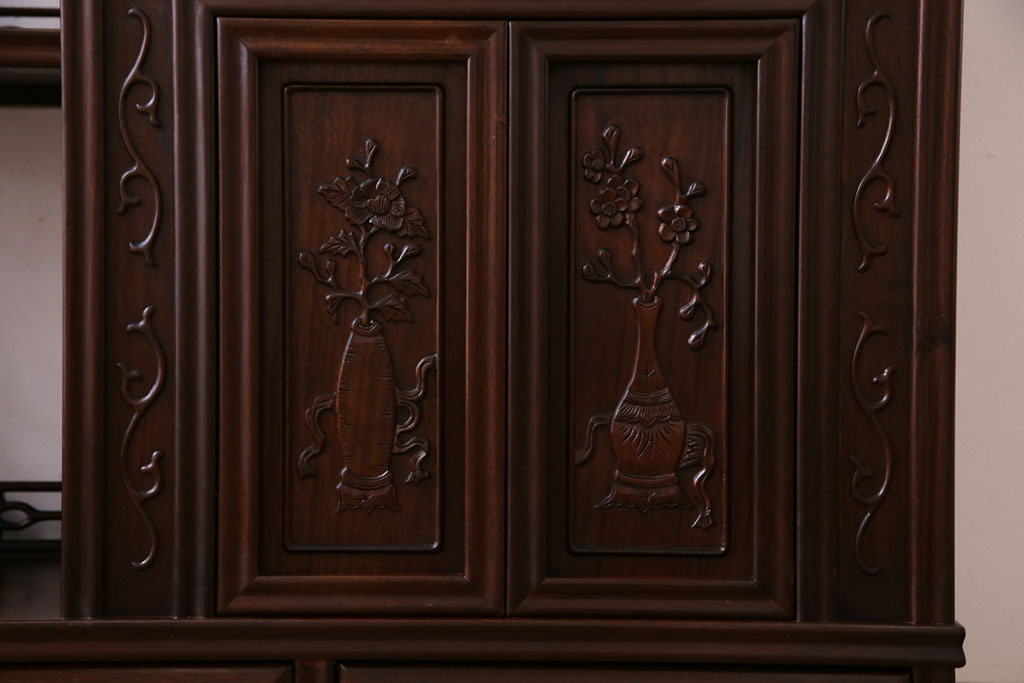 中古　民芸家具　唐木材　異国情緒を漂わせる花鳥図の彫りの飾り棚(茶棚、収納棚、戸棚)