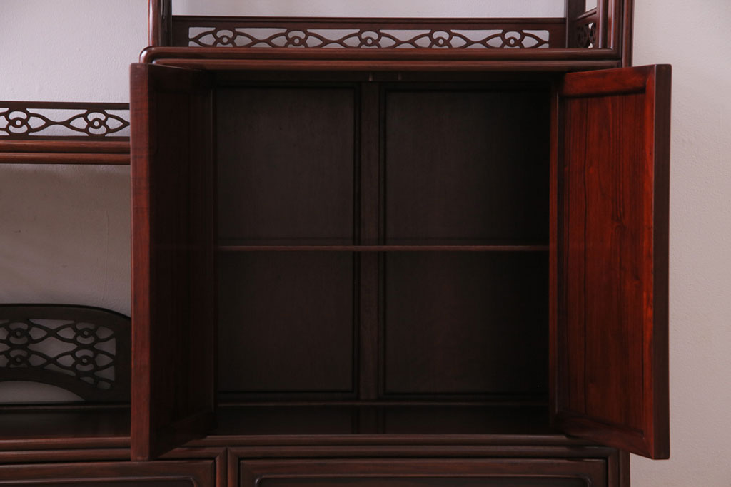 中古　民芸家具　唐木材　なめらかで艶やかな質感が上品な飾り棚(茶棚、茶箪笥)