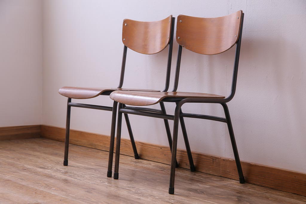 ヴィンテージ家具　ヨーロッパビンテージ　ノスタルジックな雰囲気のスクールチェア2脚セット(キッズチェア、鉄脚チェア、椅子)