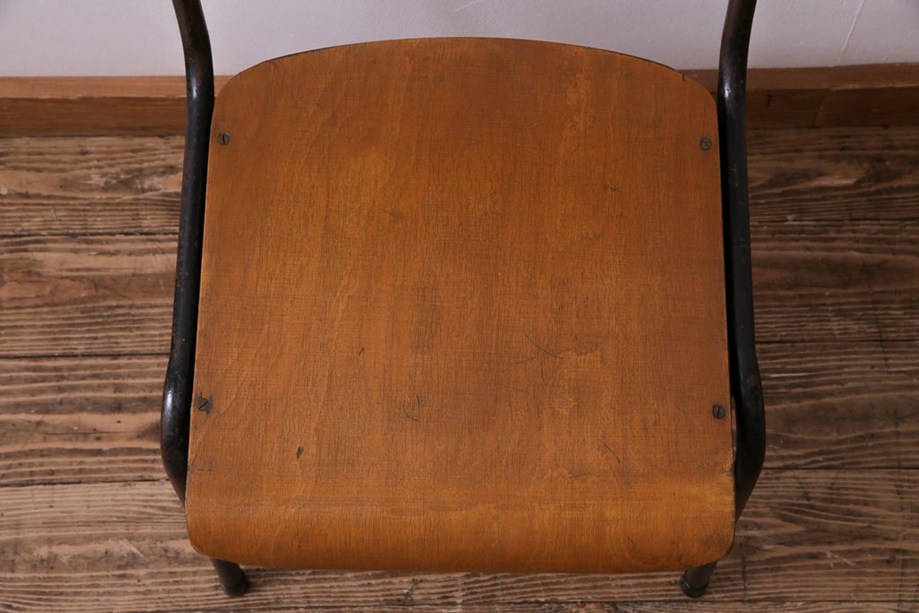 ヴィンテージ家具　ヨーロッパビンテージ　素朴さと独特の柔らかな雰囲気が魅力のスクールチェア(キッズチェア、鉄脚チェア、椅子)(1)