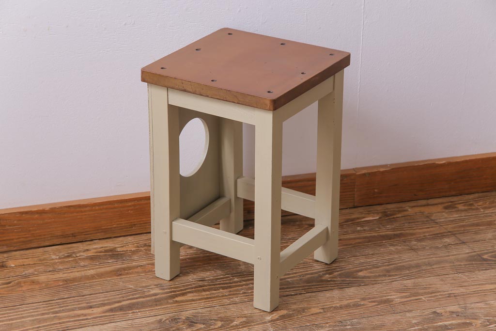 昭和中期　ペイント家具　ナチュラルな雰囲気が可愛らしい角スツール(モカベージュ)(2)