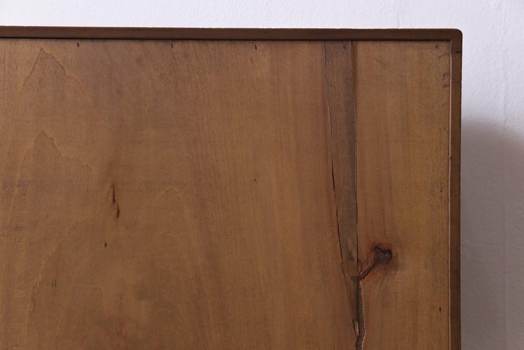アンティーク家具　高級品　朴の木　三方彫刻　藤が上品な印象を与える小振りな収納棚(キャビネット)