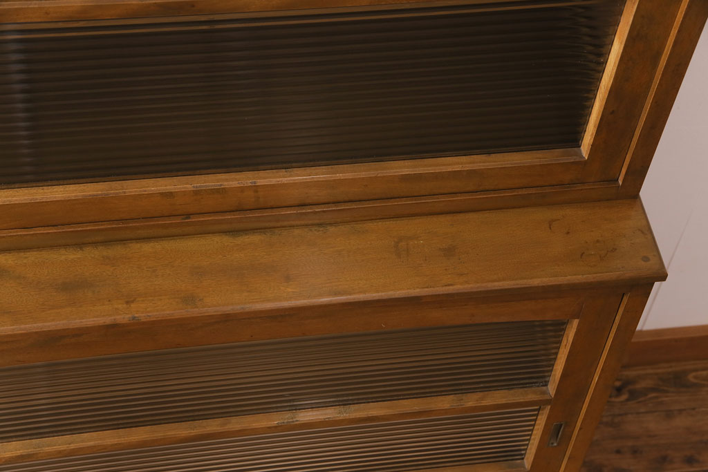 レトロ家具　昭和レトロ　モールガラス入り　緻密な木肌と温かな雰囲気が魅力の大振りな戸棚(食器棚、収納棚)
