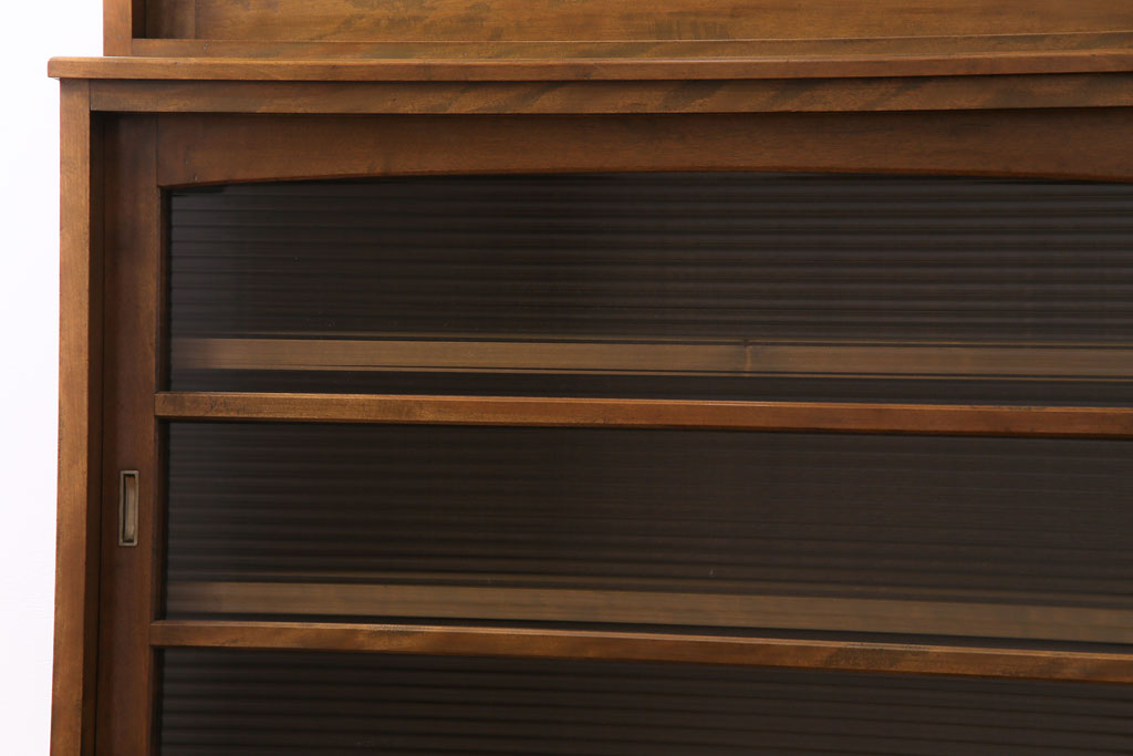 レトロ家具　昭和レトロ　モールガラス入り　緻密な木肌と温かな雰囲気が魅力の大振りな戸棚(食器棚、収納棚)