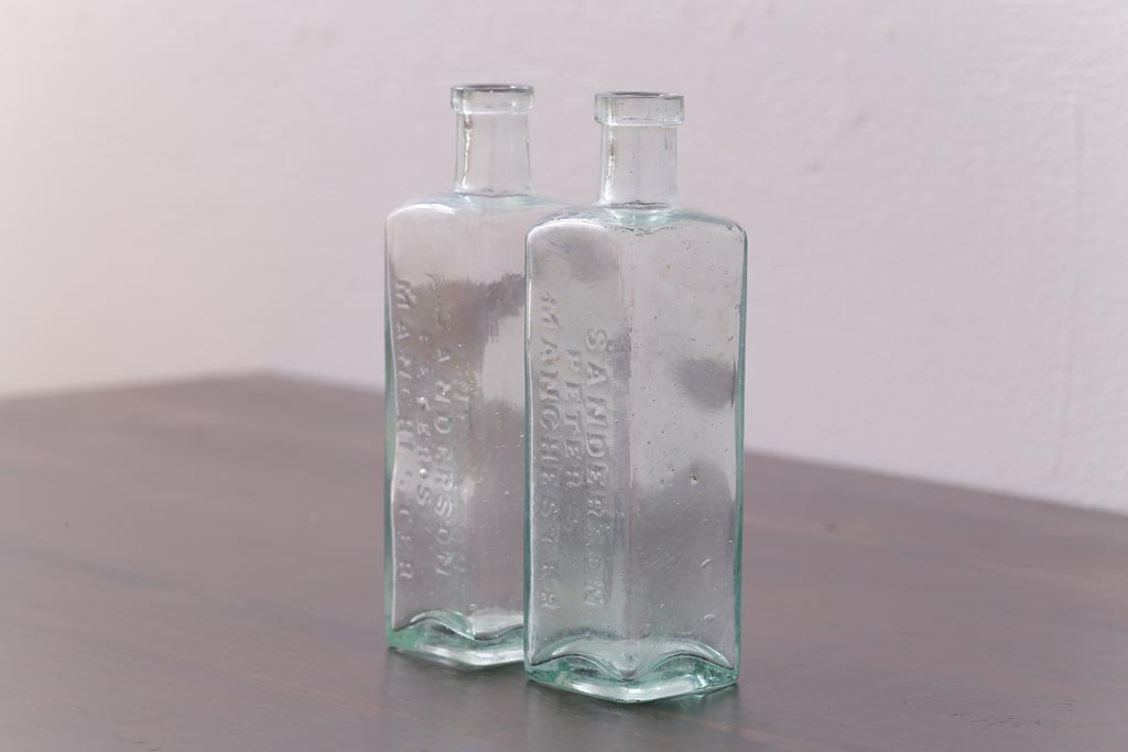アンティーク雑貨　イギリスビンテージ　エンボスがおしゃれなガラスビン2つセット(硝子瓶、小瓶)