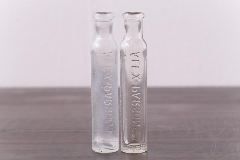 アンティーク雑貨　イギリスビンテージ　エンボス入り　細身のシルエットが素敵な小瓶2つセット(硝子瓶、ガラスビン)