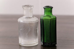 アンティーク雑貨　イギリスビンテージ　ジャンクな雰囲気がおしゃれな小瓶(ガラスビン、薬瓶、ボトル)2個セット