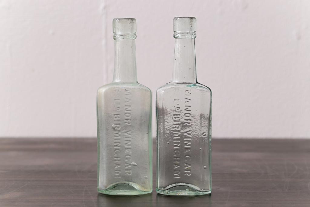 アンティーク雑貨　イギリスビンテージ　MANOR VINEGAR　エンボスが格好いいお酢のガラスビン(ボトル、瓶)2個セット