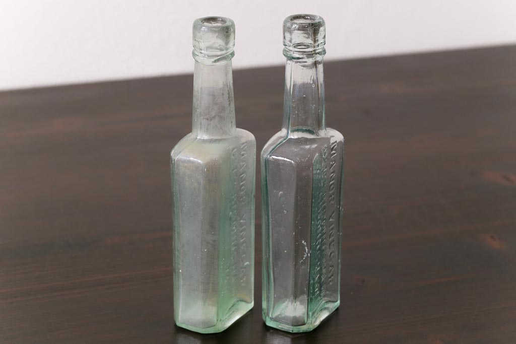 アンティーク雑貨　イギリスビンテージ　MANOR VINEGAR　エンボスが格好いいお酢のガラスビン(ボトル、瓶)2個セット