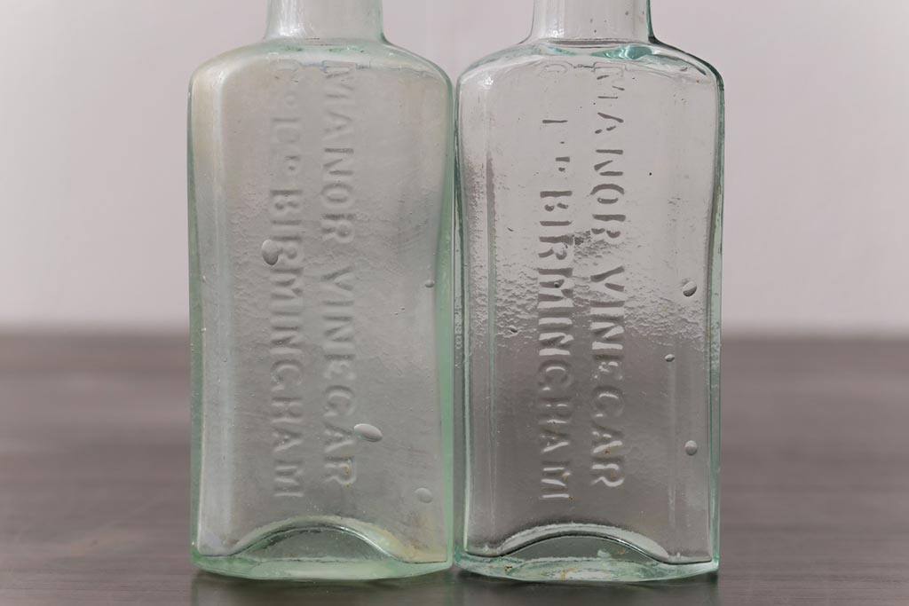 アンティーク雑貨　イギリスビンテージ　MANOR VINEGAR　エンボスが格好いいお酢のガラスビン(ボトル、瓶)2個セット