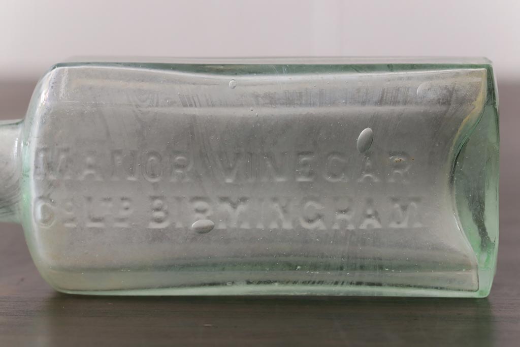 アンティーク雑貨　イギリスビンテージ　MANOR VINEGAR　エンボスが格好いいお酢のガラスビン(ボトル、瓶)2個セット