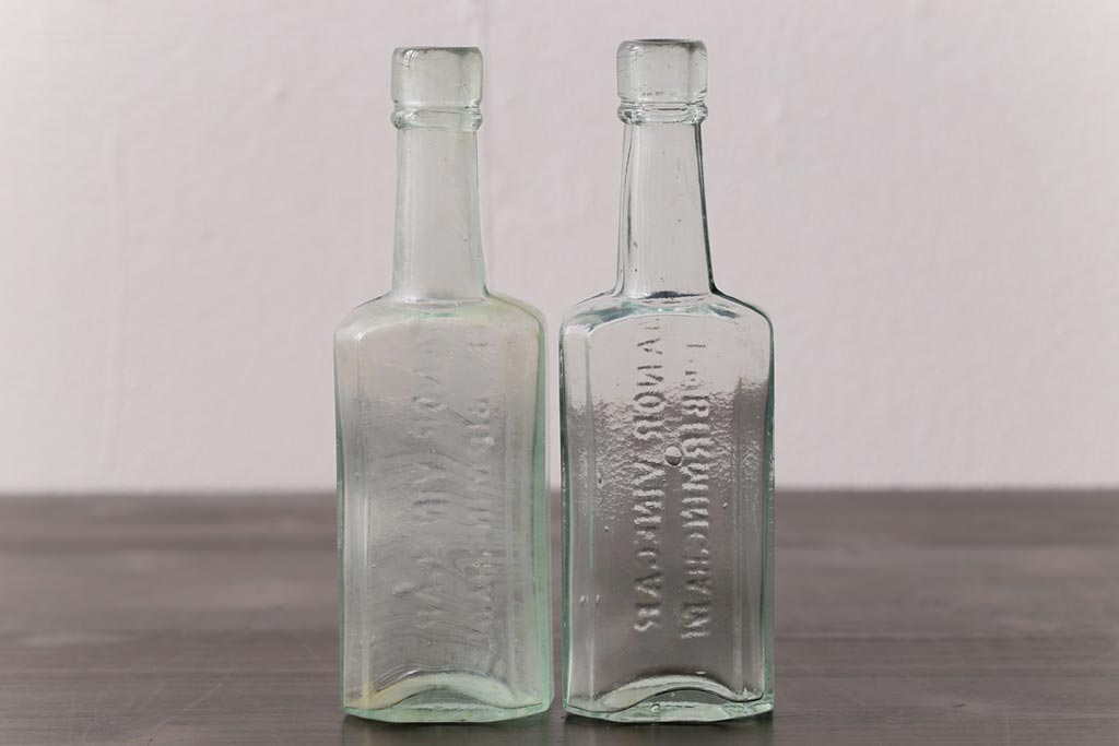 アンティーク雑貨　イギリスビンテージ　MANOR VINEGAR　エンボスが格好いいお酢のガラスビン(ボトル、瓶)2個セット