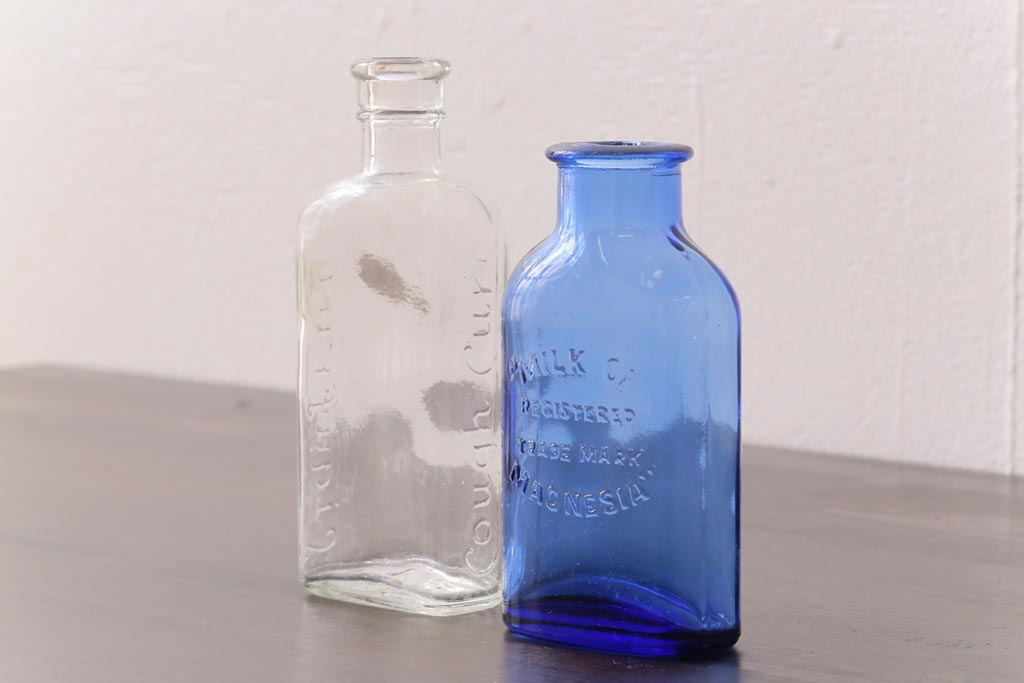 アンティーク雑貨　イギリスビンテージ　レトロな雰囲気漂うエンボス入り薬瓶(ボトル、ガラスビン)2本セット