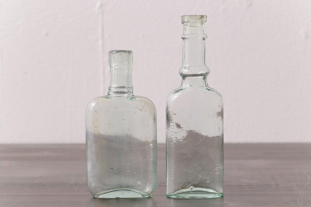 アンティーク雑貨　イギリスビンテージ　ゆがみのあるつくりがお洒落なガラスビン(ボトル、瓶)2本セット