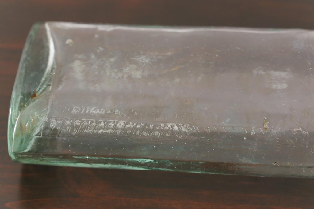アンティーク雑貨　イギリスビンテージ　ゆがみのあるつくりがお洒落なガラスビン(ボトル、瓶)2本セット