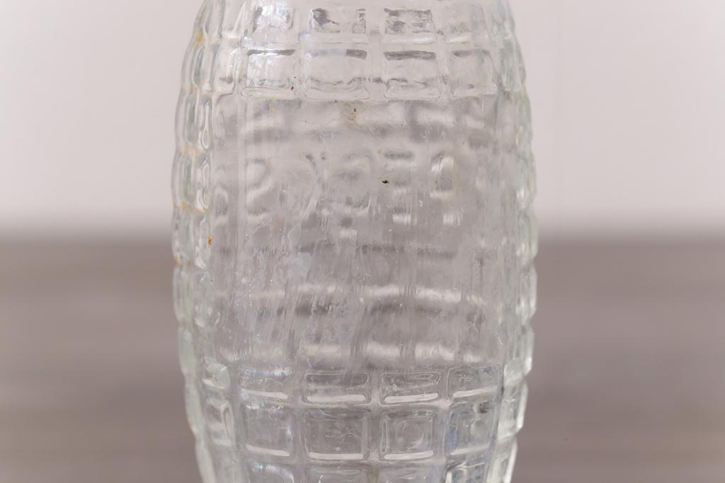 アンティーク雑貨　イギリスビンテージ 凹凸のあるデザインが可愛らしいエンボス入り小瓶(ガラスビン、ミニボトル)2個セット