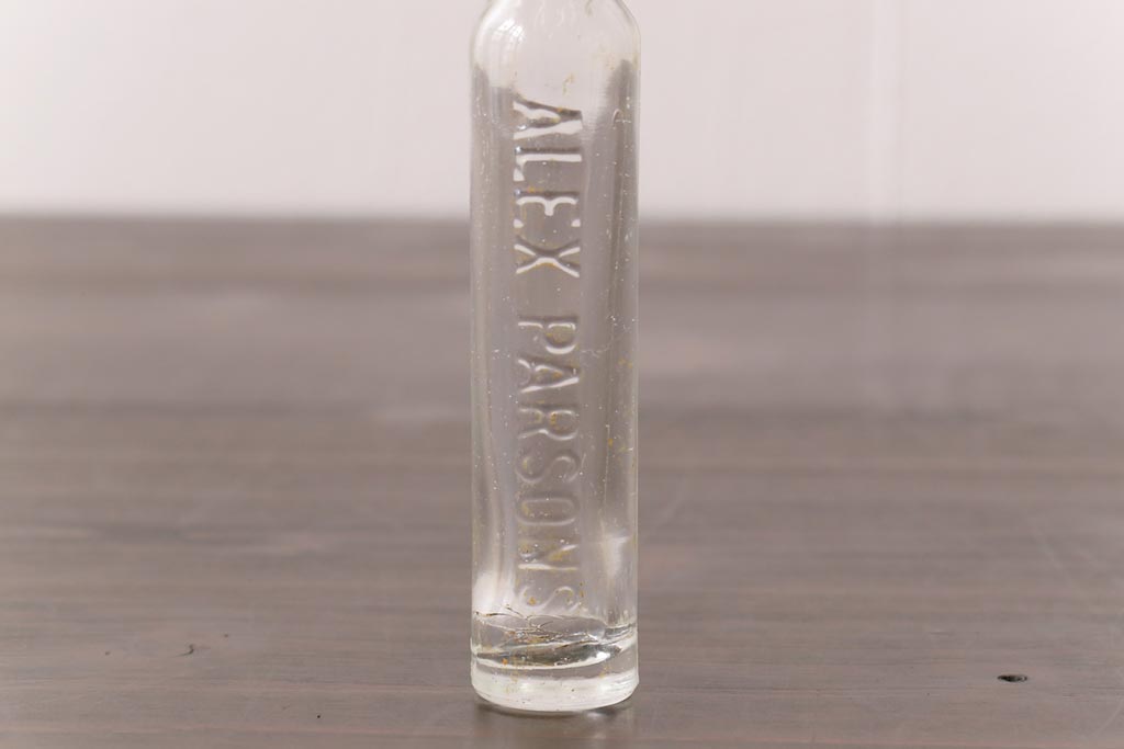 アンティーク雑貨　イギリスビンテージ　スリムで格好良いエンボス入りボトル(ガラスビン、瓶)2本セット(1)