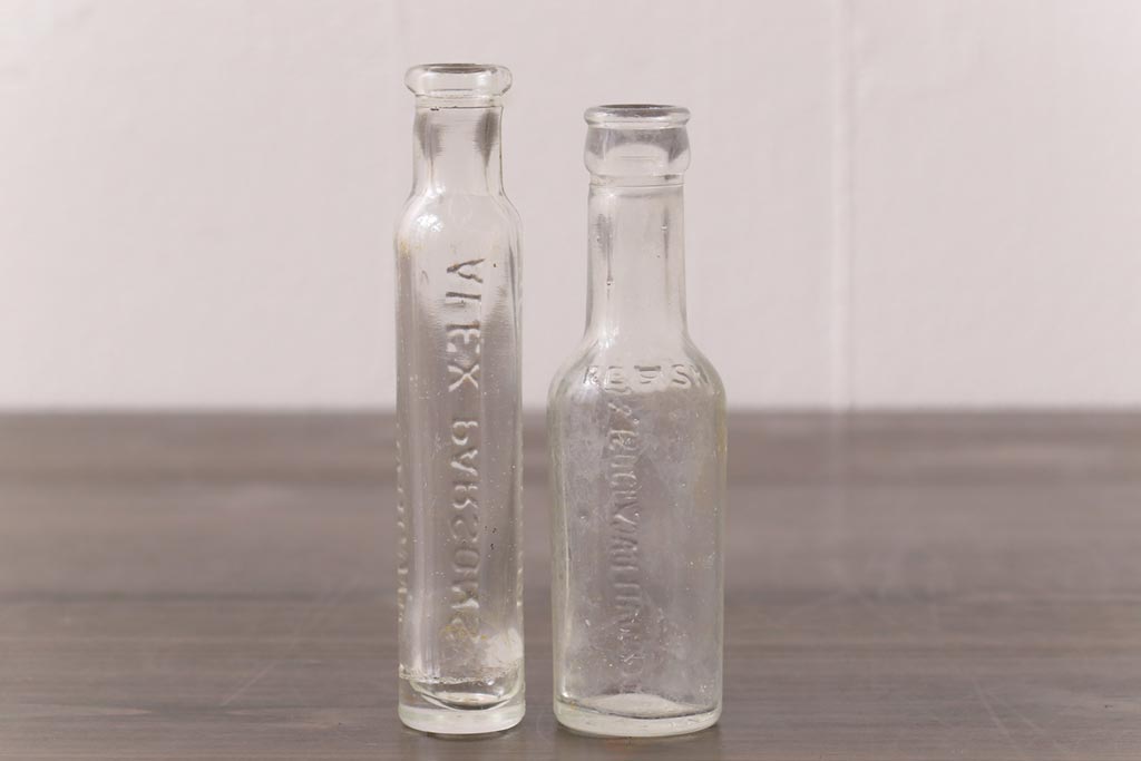 アンティーク雑貨　イギリスビンテージ　スリムで格好良いエンボス入りボトル(ガラスビン、瓶)2本セット(1)