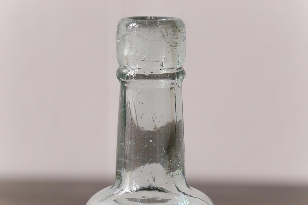 アンティーク雑貨　イギリスビンテージ　淡い水色が爽やかなエンボス入りボトル(ガラスビン、瓶)2本セット