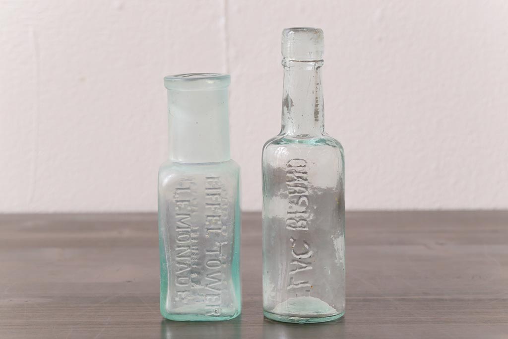 アンティーク雑貨　イギリスビンテージ　淡い水色が爽やかなエンボス入りボトル(ガラスビン、瓶)2本セット
