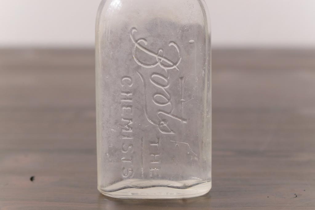 アンティーク雑貨　イギリス　YATES WINE LODGE エンボスが可愛らしいビンテージのガラスビン(ボトル、硝子瓶)
