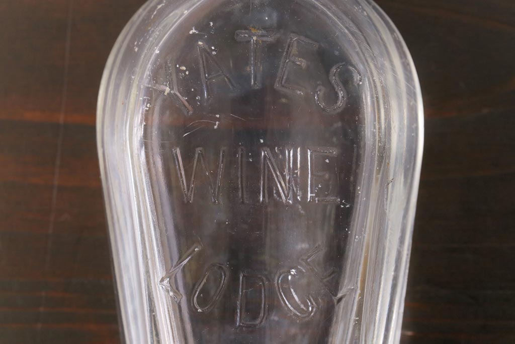 アンティーク雑貨　イギリス　YATES WINE LODGE エンボスが可愛らしいビンテージのガラスビン(ボトル、硝子瓶)