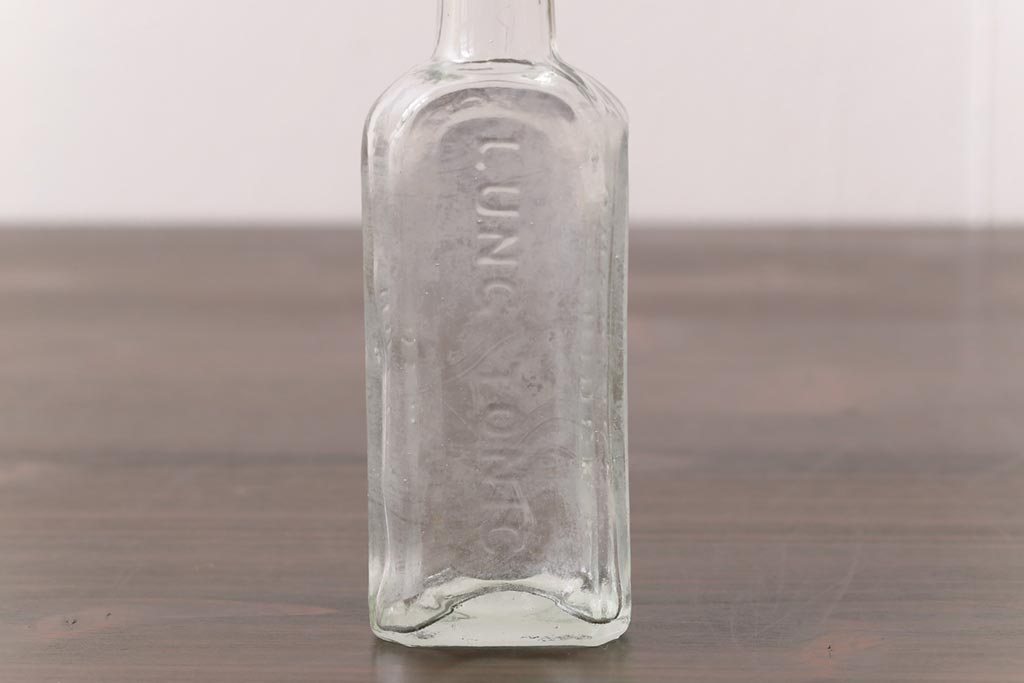 アンティーク雑貨　アメリカビンテージ　シャビーな空間におすすめのエンボス入りガラスビン(ボトル、硝子瓶)