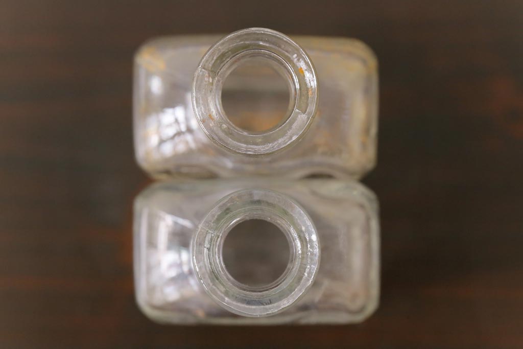 アンティーク雑貨　アメリカビンテージ　California Fig Syrup エンボスが可愛らしいガラスビン(ボトル、硝子瓶)