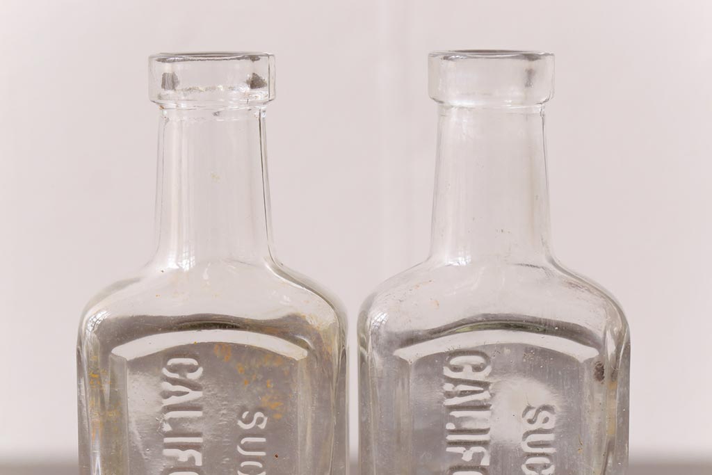 アンティーク雑貨　アメリカビンテージ　California Fig Syrup エンボスが可愛らしいガラスビン(ボトル、硝子瓶)
