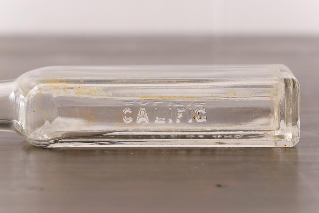 アンティーク雑貨　アメリカビンテージ　California Fig Syrup エンボスが可愛らしいガラスビン(ボトル、硝子瓶)