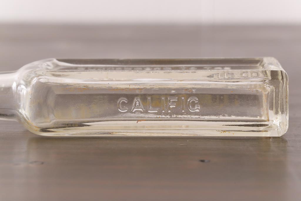 アンティーク雑貨　アメリカビンテージ　California Fig Syrup エンボスが可愛らしいガラスビン(ボトル、硝子瓶)