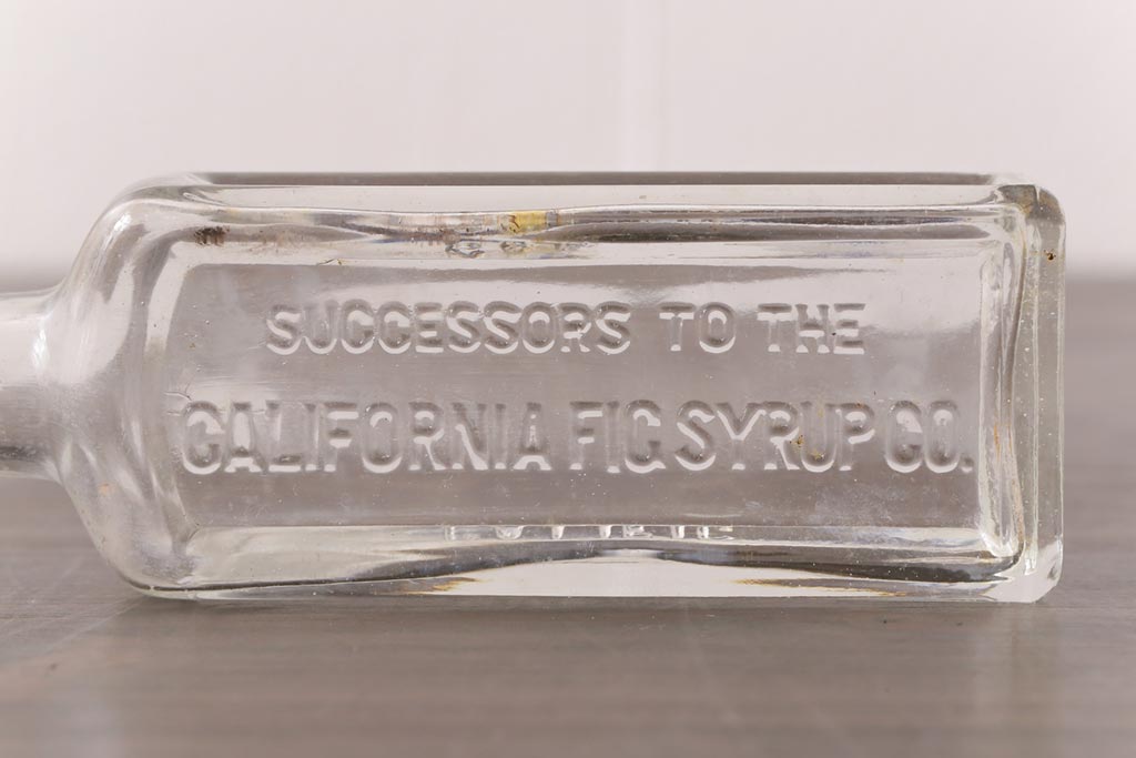 アンティーク雑貨　アメリカビンテージ　California Fig Syrup エンボスが可愛らしいガラスビン(ボトル、硝子瓶)