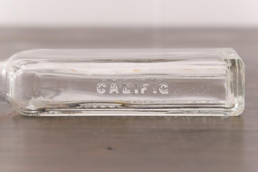 アンティーク雑貨　アメリカビンテージ　California Fig Syrup エンボスが可愛らしいガラスビン(ボトル、硝子瓶)