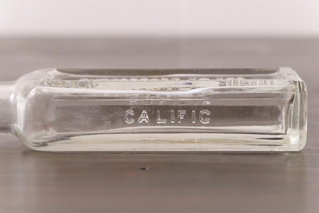 アンティーク雑貨　アメリカビンテージ　California Fig Syrup エンボスが可愛らしいガラスビン(ボトル、硝子瓶)