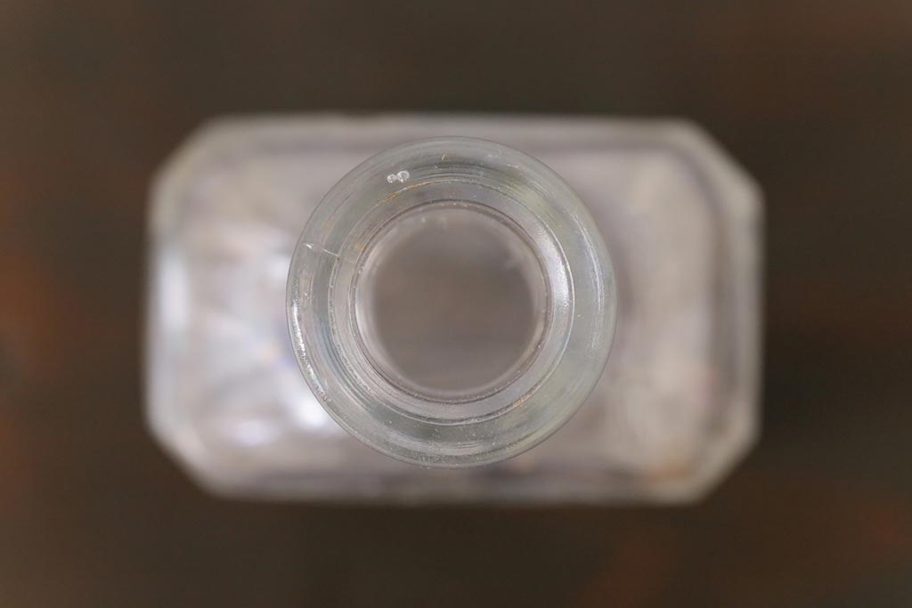 アンティーク雑貨　ビンテージ　フレンチスタイルにおすすめなエンボス入りガラスビン(ボトル、硝子瓶)