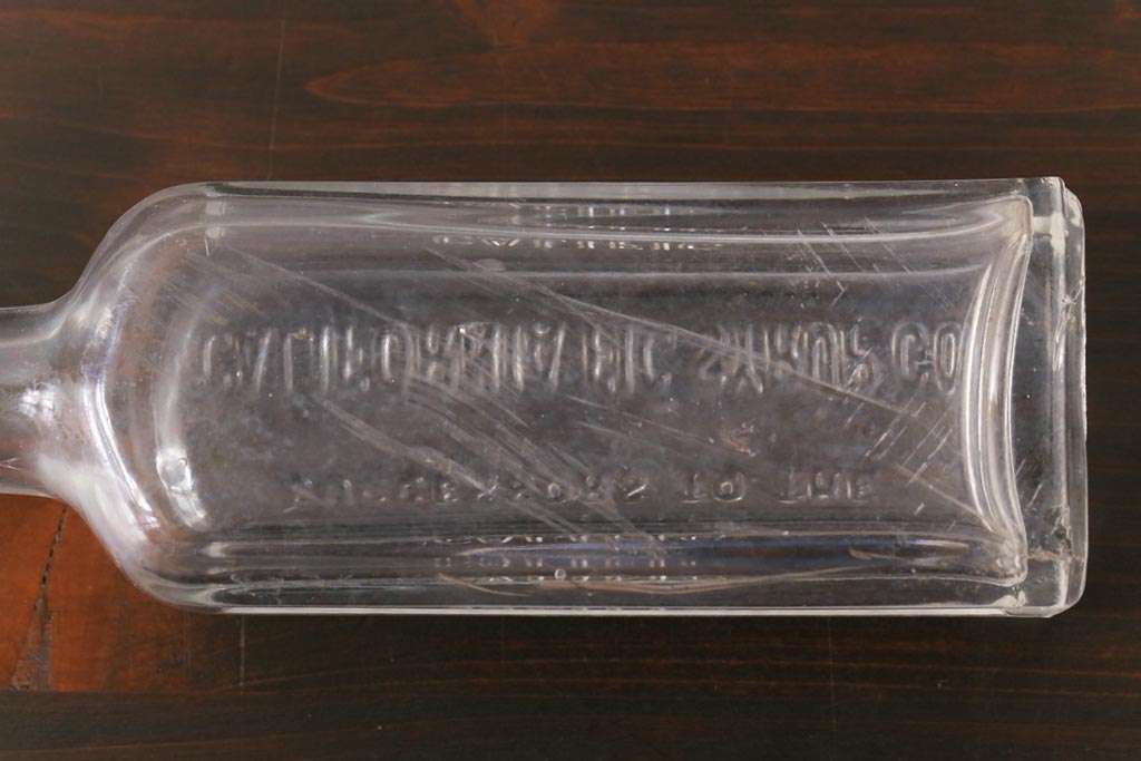 アンティーク雑貨　ビンテージ　フレンチスタイルにおすすめなエンボス入りガラスビン(ボトル、硝子瓶)