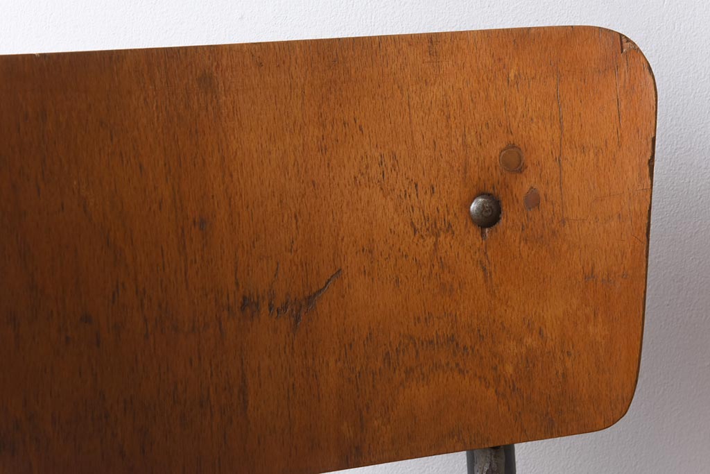 ヴィンテージ家具　イギリスビンテージ　古い木と鉄脚がレトロなスクールチェア(ワークチェア)