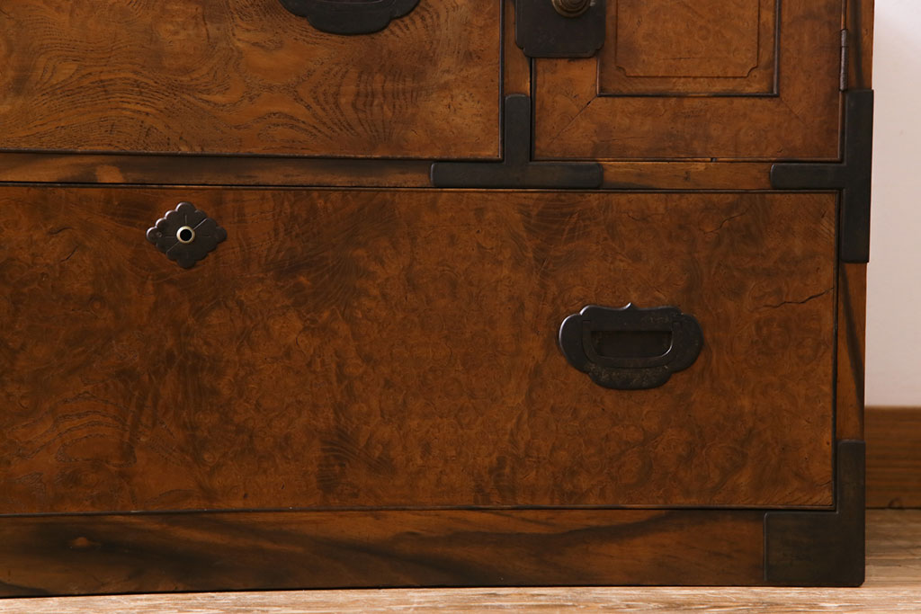 アンティーク家具　和製アンティーク　前面栗材鳥眼杢　リメイク　黒柿の縁が魅力的なローチェスト(ローボード、収納棚、引き出し)