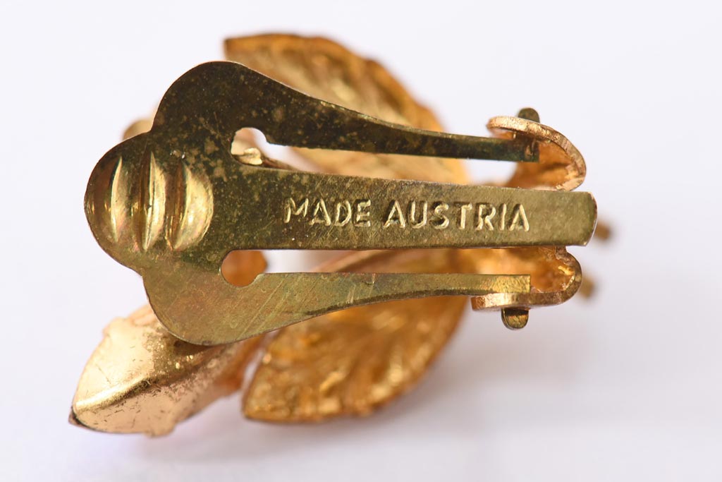 アンティーク雑貨　ヨーロッパビンテージ　AUSTRIA　オーストリア　ゴールドのフラワーがお洒落なイヤリング(アクセサリー)