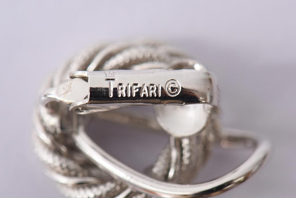 アンティーク雑貨　アメリカビンテージ　TRIFARI(トリファリ)　ロープのようなデザインのイヤリング(アクセサリー)
